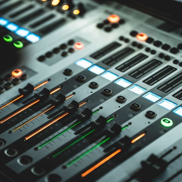 Black Friday’de Sesli Reklamlarla Tüketici Davranışını Şekillendirmek