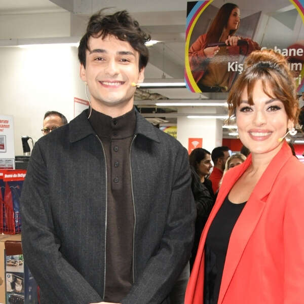 MediaMarkt’ın Rengârenk Şahane Cuma’sını Ezgi Mola ve Berk Keklik (Uberkuloz) başlattı