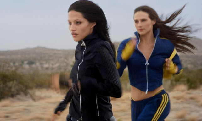 Vintage Motorsporlarindan ve Kadinlarin Kendini Ifade Gucunden Ilham Alan Koleksiyon