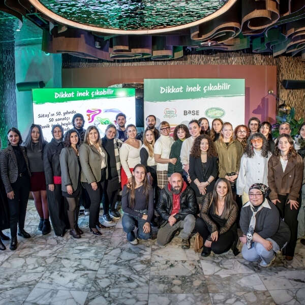 Sütaş’ın mutlu inekleri, sanatçıların tasarımları ile şehre geldi