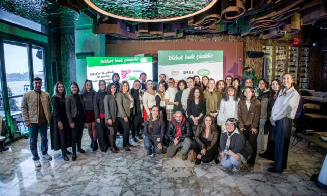 Sutasin mutlu inekleri sanatcilarin tasarimlari ile sehre geldi