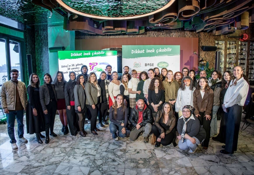 Sutasin mutlu inekleri sanatcilarin tasarimlari ile sehre geldi