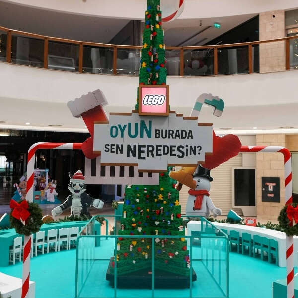 Home 35 Tamamen LEGO® yapım parçalarından oluşan dev yılbaşı ağacını gördünüz mü?