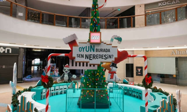 Tamamen LEGO yapim parcalarindan olusan dev yilbasi agacini gordunuz mu