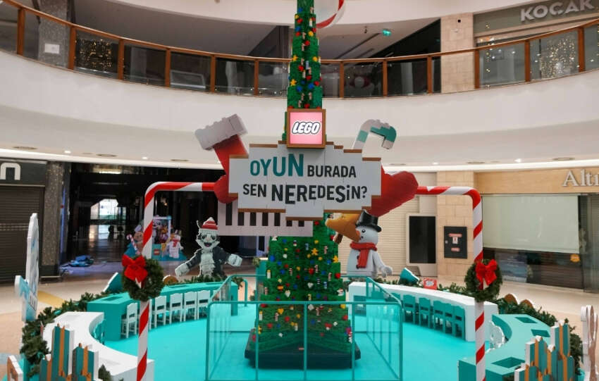 Tamamen LEGO yapim parcalarindan olusan dev yilbasi agacini gordunuz mu