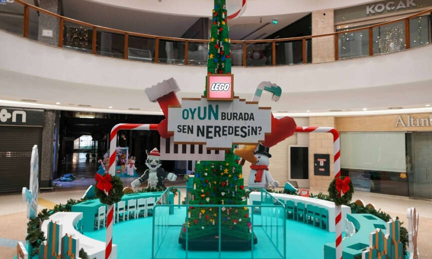 Tamamen LEGO yapim parcalarindan olusan dev yilbasi agacini gordunuz mu