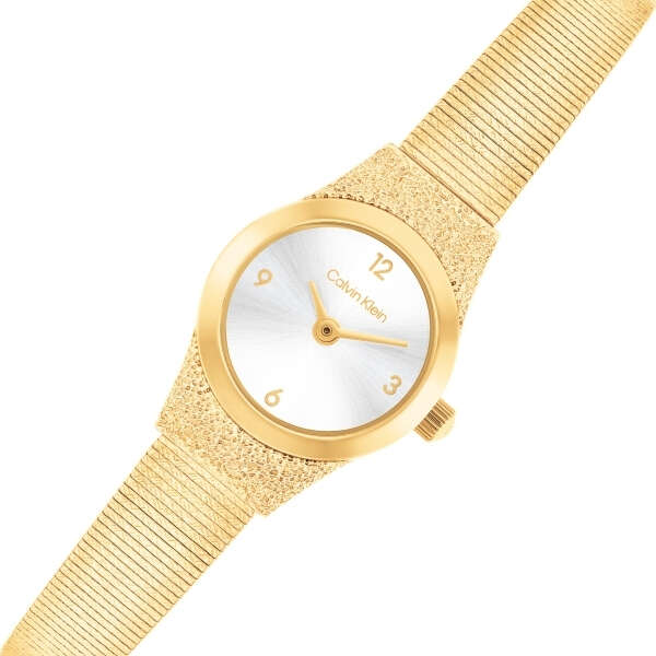 Calvin Klein’dan minimalist şıklık