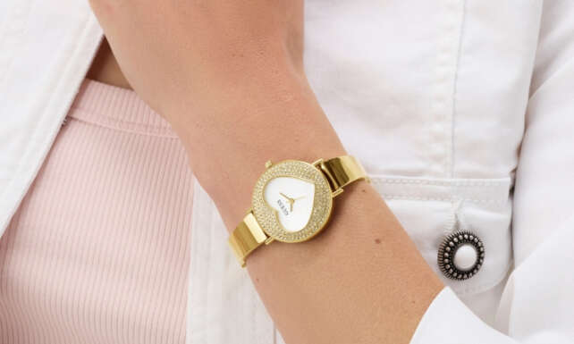 Sevgililer Gunu Stiline GUESS Isiltisi