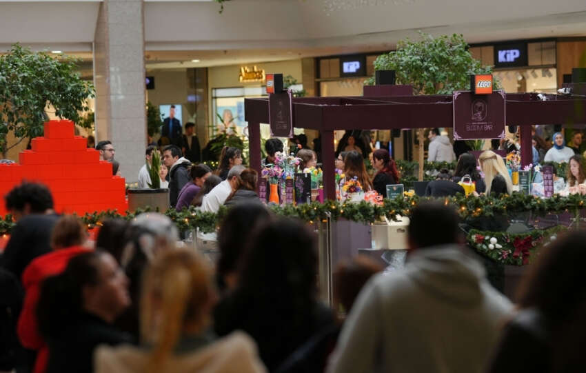 LEGO® Botanicals Bloom Bar Sevgililer Gunu Kliselerine Meydan Okudu