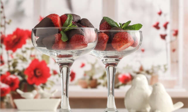 Sevgililer Gunu Sofralarinin Isiltisi