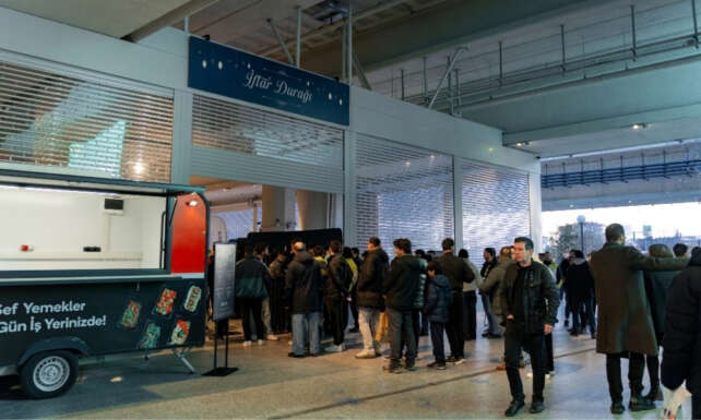 Terminal Kadikoyde Iftar Duragi konseptiyle ramazan sofralari kuruldu