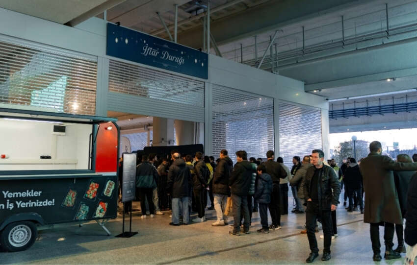 Terminal Kadikoyde Iftar Duragi konseptiyle ramazan sofralari kuruldu