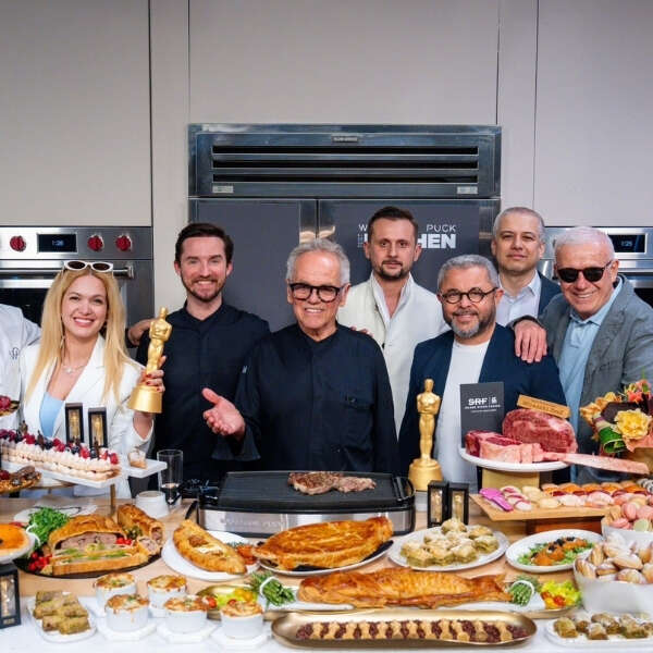 Home 39 Karaca Üç Yıldır Yıldızlarla Aynı Sofrada