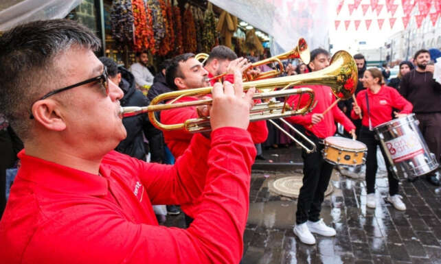 Kent Yarim Asirlik Bayram Gelenegini Bu Yil Diyarbakirda Bayram Sokagi ile Yasatiyor