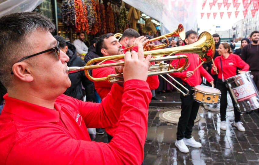 Kent Yarim Asirlik Bayram Gelenegini Bu Yil Diyarbakirda Bayram Sokagi ile Yasatiyor