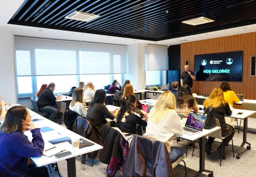 Pozitif Teknoloji Bu Yil da Egitim Teknolojileri Zirvesinin Teknoloji Sponsoru Oldu