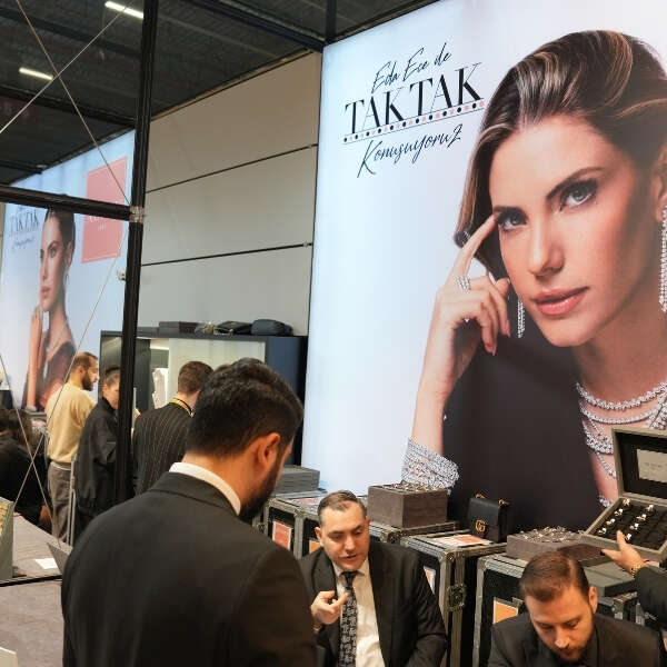 Atasay, güne uyarlanan, dünya trendleriyle paralel tasarımlarıyla İstanbul Jewelry Show’da yerini aldı