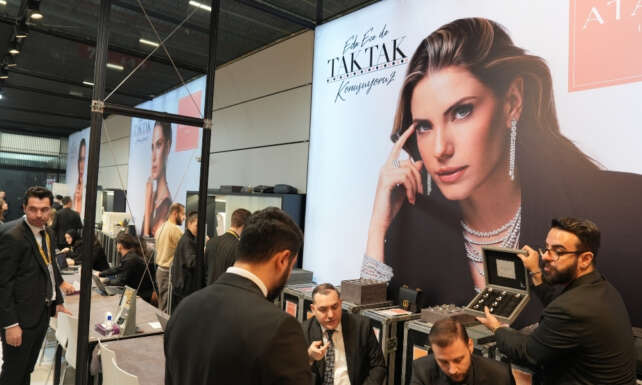 Atasay gune uyarlanan dunya trendleriyle paralel tasarimlariyla Istanbul Jewelry Showda yerini aldi