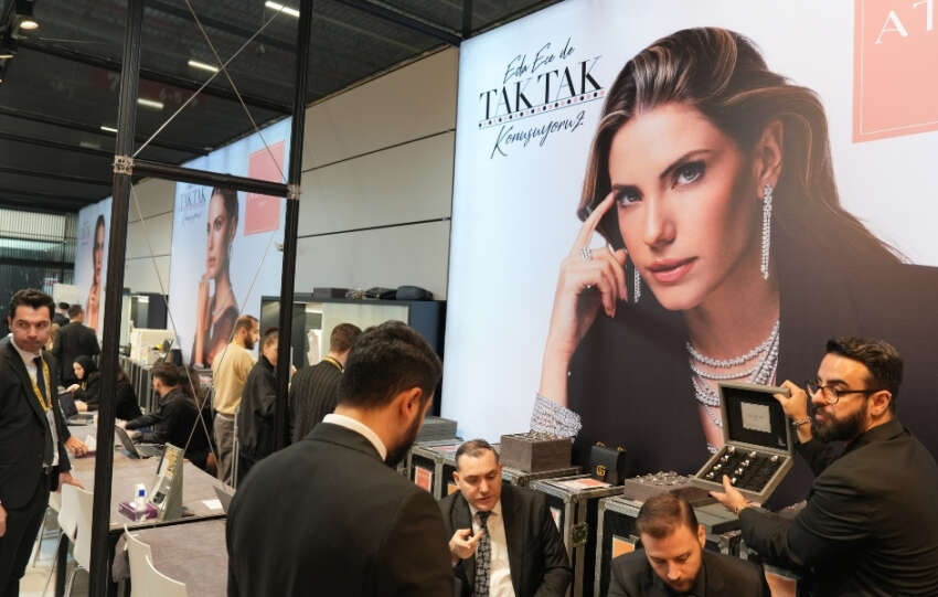 Atasay gune uyarlanan dunya trendleriyle paralel tasarimlariyla Istanbul Jewelry Showda yerini aldi