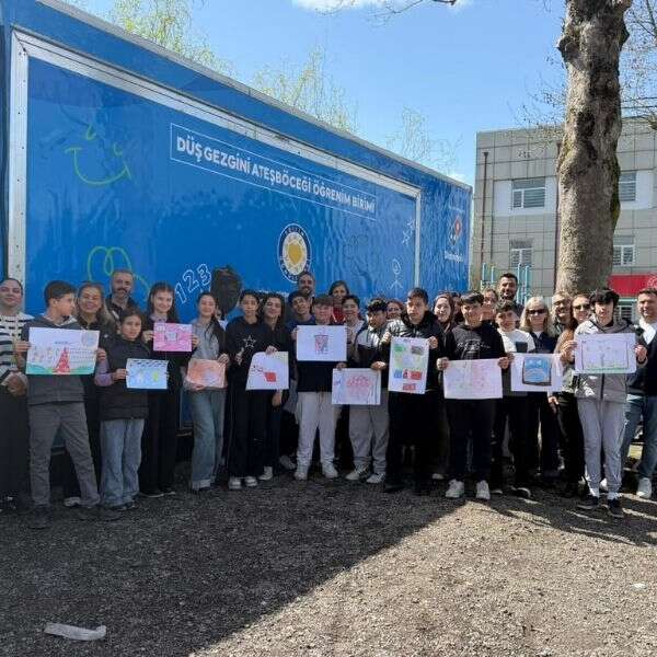 Ateşböceği’nin ışığı boyama kitabına dönüştü: Domino’s’tan çocuklara 23 Nisan armağanı!