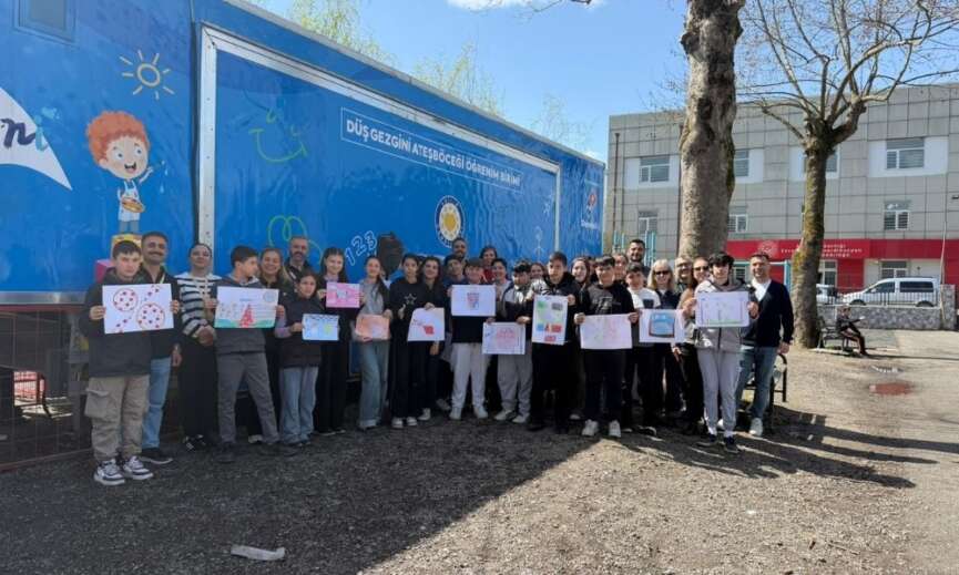 Atesboceginin isigi boyama kitabina donustu Dominostan cocuklara 23 Nisan armagani