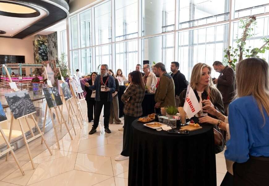 Canon Genclik Programi Sergisi Ziyaretcileriyle Bulusuyor