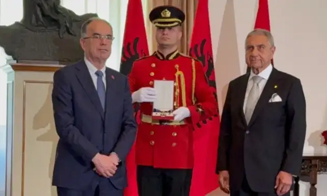 Arnavutluk Devletinden Nobel Ilac Onursal Baskani Hasan Ulusoya Akademik Mese Nisani Kumandan Rutbesi