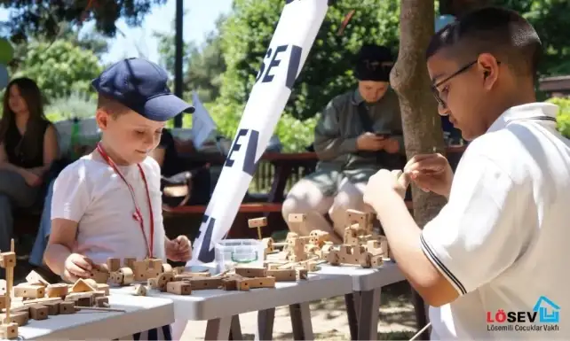 Cocuklar karne sevincini doyasiya yasadi