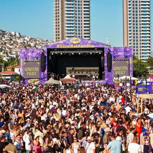 Güzel bak kendine söylemiyle izmir’de 8 bin kişiyi ağırlayan Gratis Fest, büyük coşkuyla gerçekleşti!