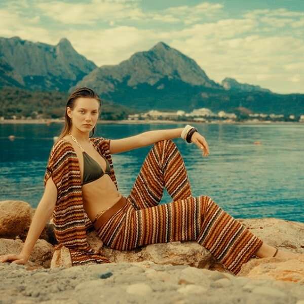 KNITSS Yaz’26 Beachwear Koleksiyonu: Transparan Örgüler, Işıltılı Dokular ve Yazın En Hafif Hali