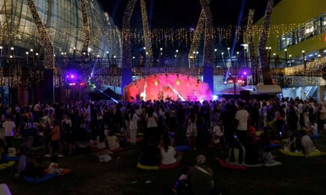 Yazin enerjisi Forum Istanbulda The Vibe Beach ile yukseliyor