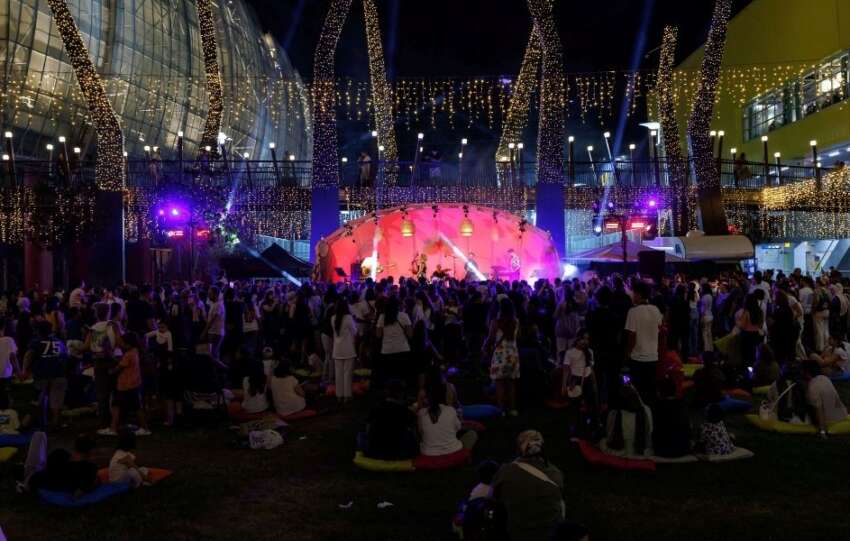 Yazin enerjisi Forum Istanbulda The Vibe Beach ile yukseliyor