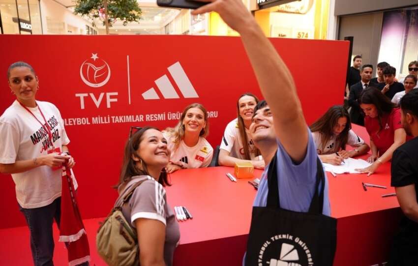 adidasin Akasyadaki Imza Gununde Filenin Sultanlarina Yogun Ilgi