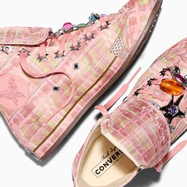 CONVERSE x COLLINA STRADA, Kendini İfade Etmenin Cesur Bir Yorumunu Sunuyor